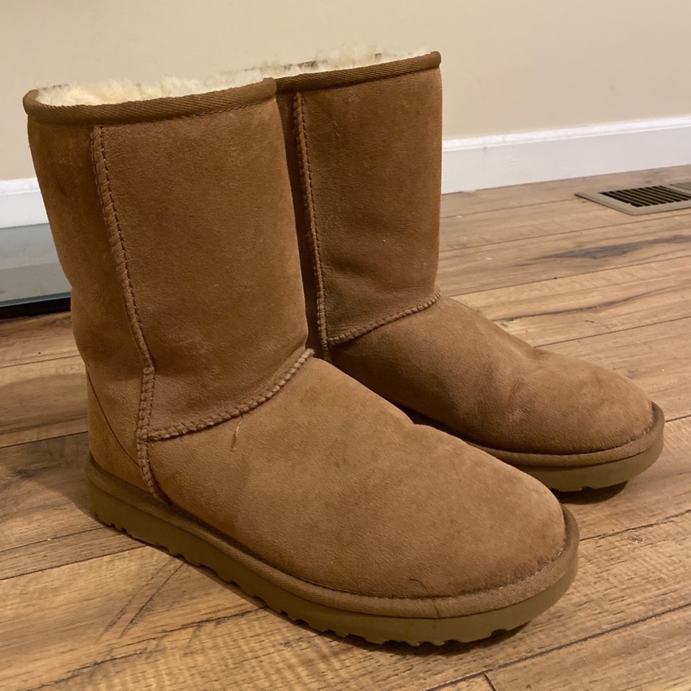 RARELY USED CLASSIC UGGS WOMENS SIZE 8